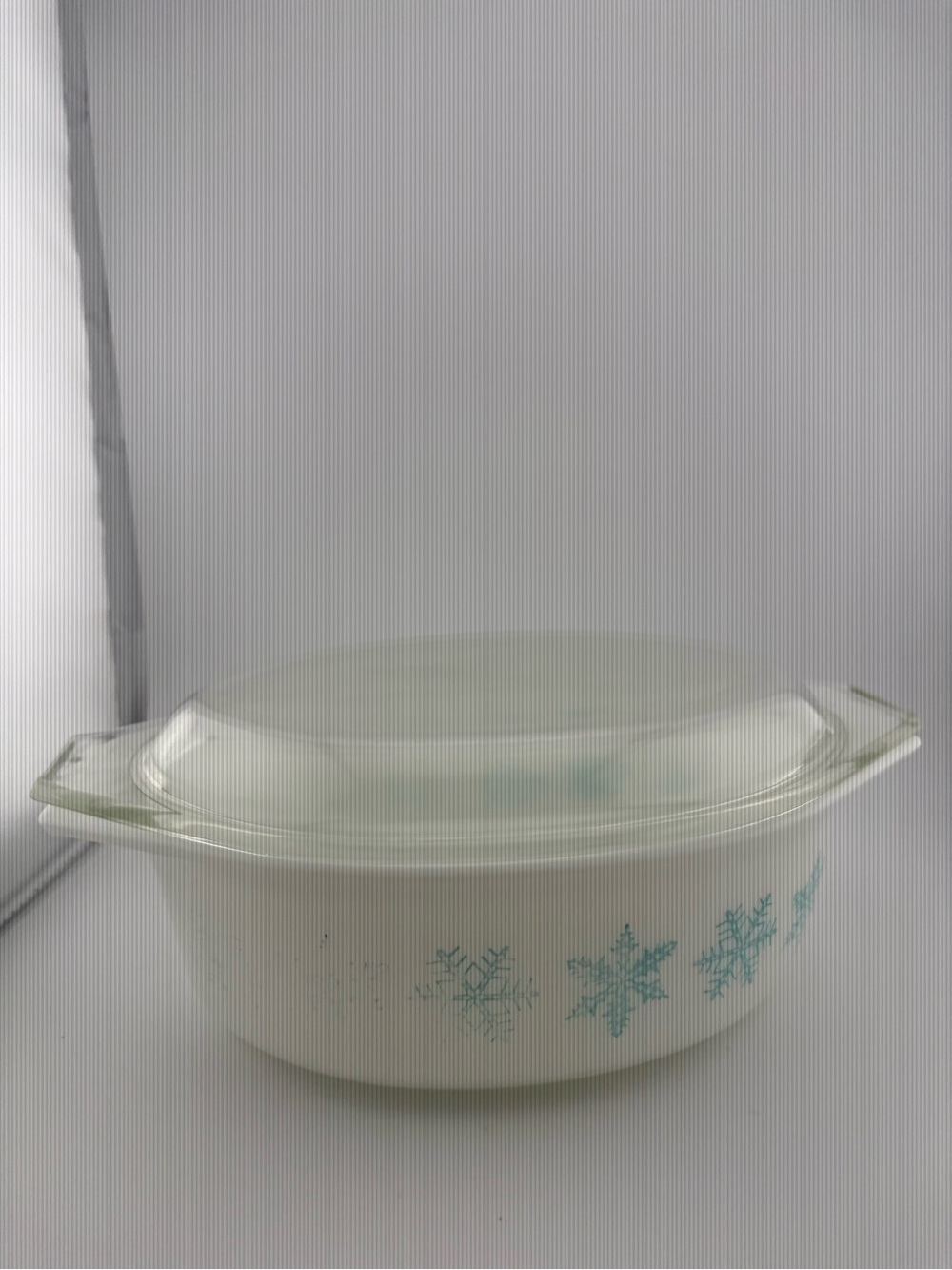 Pyrex Snowflake 043 1.5Qt Casserole Dish with Lid